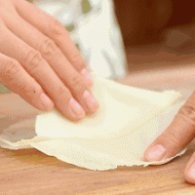 制作肉馅蛋黄派