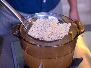 XO酱炒海鲜方便面怎么做