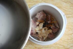 冬虫夏草炖排骨的做法!