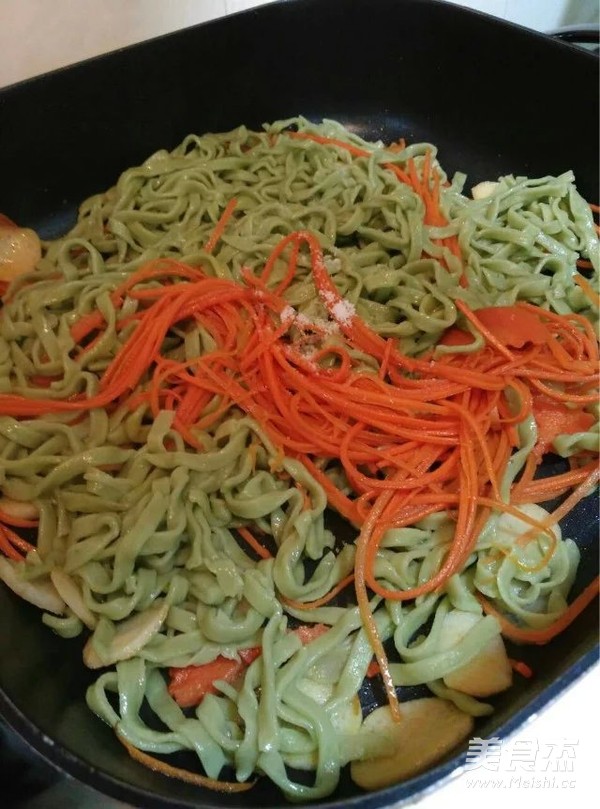 鱼蛋胡萝卜炒面