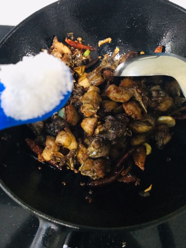油而不腻炒辣子鸡