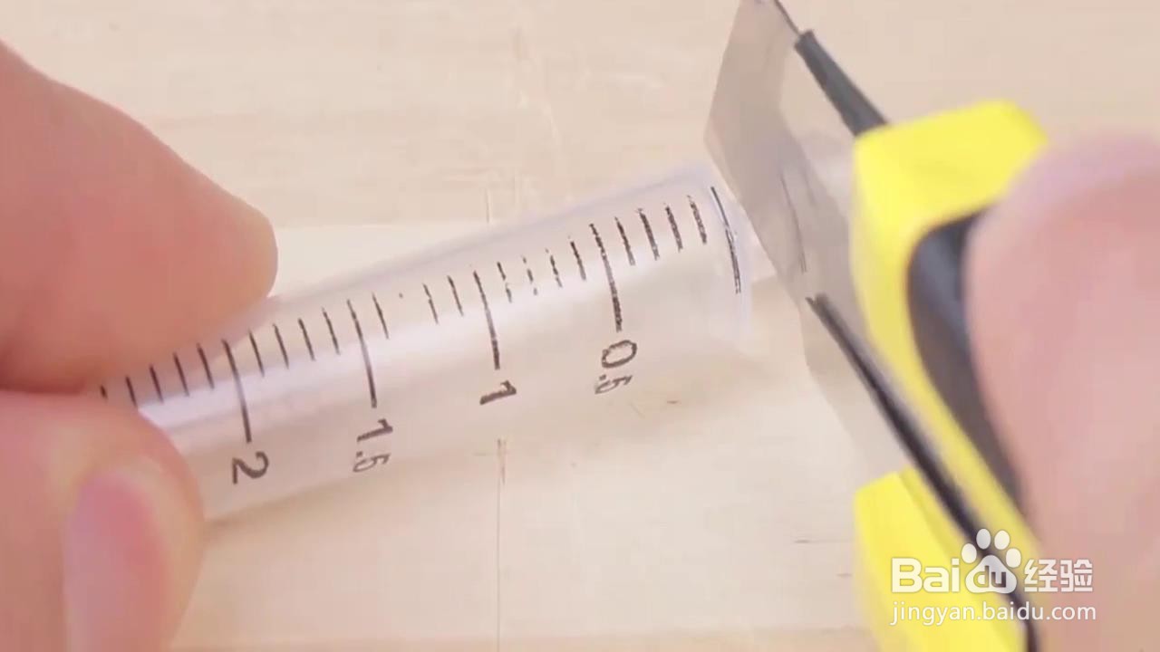 如何改造注射器使火柴快速点燃？