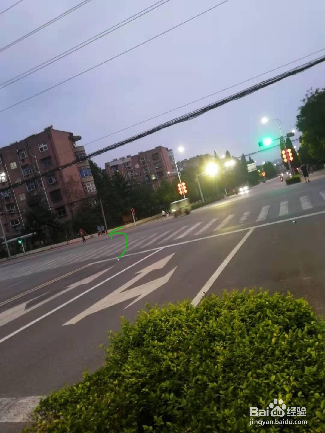 怎样在有交通信号灯的路口左右转弯