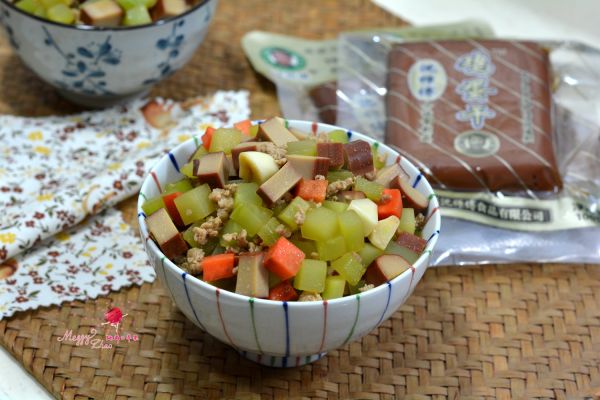 鸡蛋干笋丁拌面条