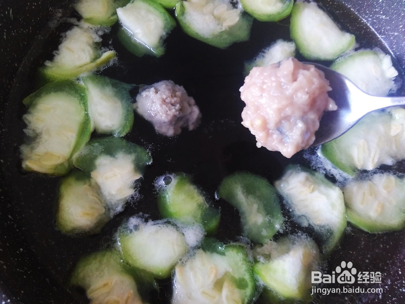 丝瓜和鱼丸这样滚汤，鲜美又好吃