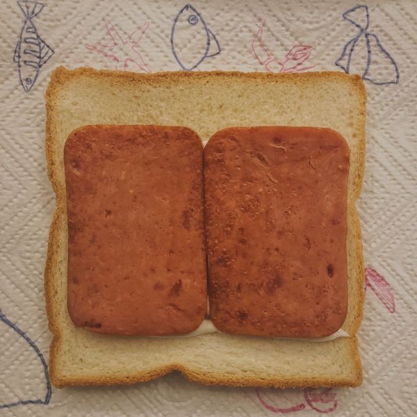 鸡蛋火腿番茄三明治