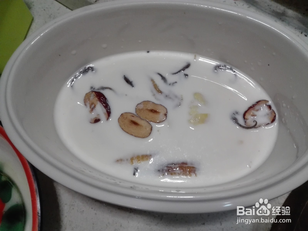 如何制作美味的牛奶炖花胶