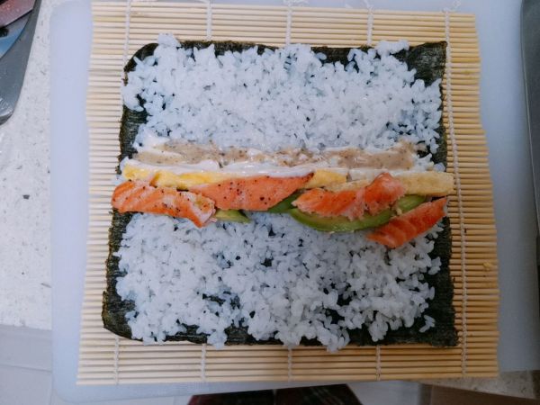 三文鱼牛油果寿司卷