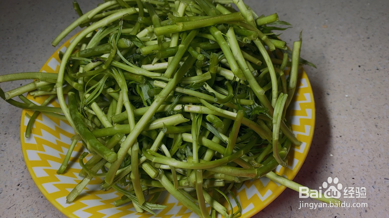 四川腊肠炒芦蒿的做法