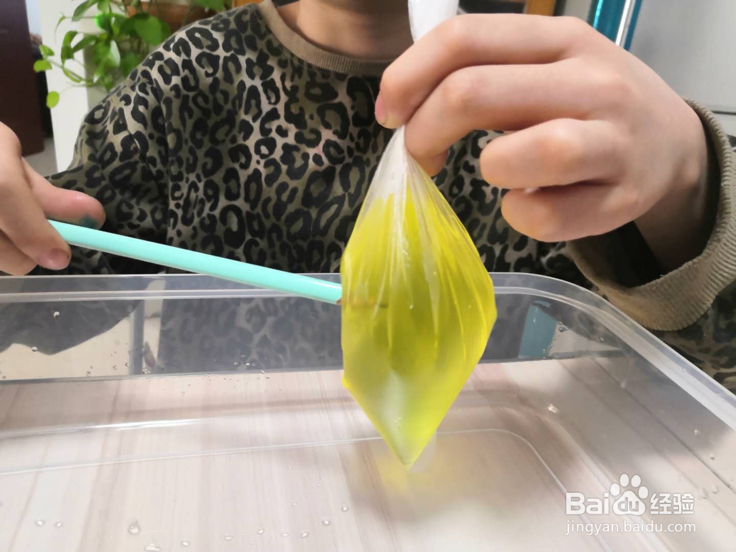 如何做神奇的水袋小实验