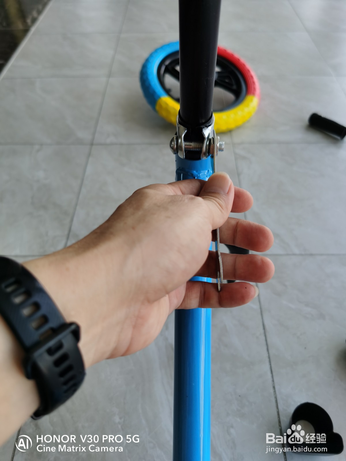 组装儿童平衡车的步骤