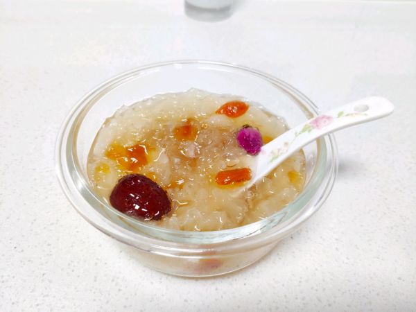 桃胶银耳雪梨羹