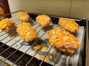在家制作美味的烤箱薯片鸡翅