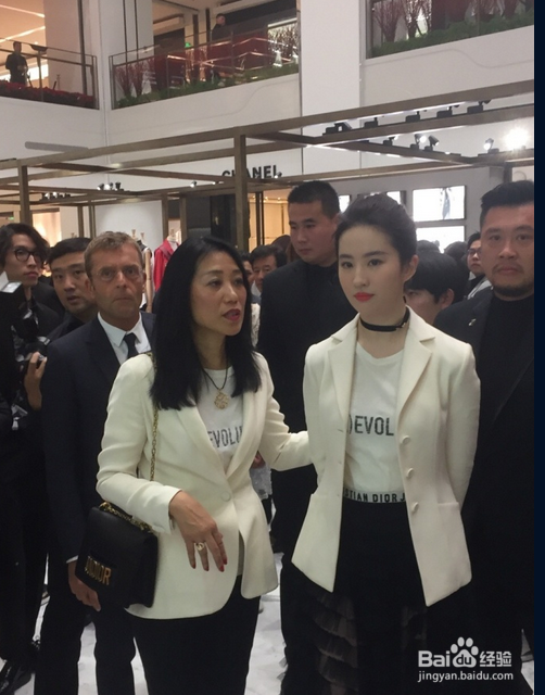 路人抓拍刘亦菲 无精修彷如青丘白浅般仙气十足