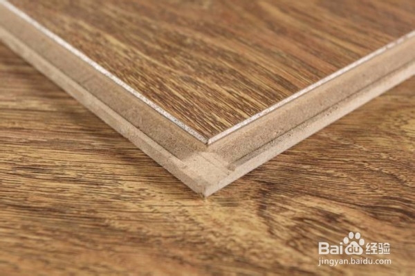 在铺地板时地面不平，应该怎么办？