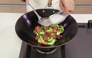 美味的黄瓜清炒火腿肠