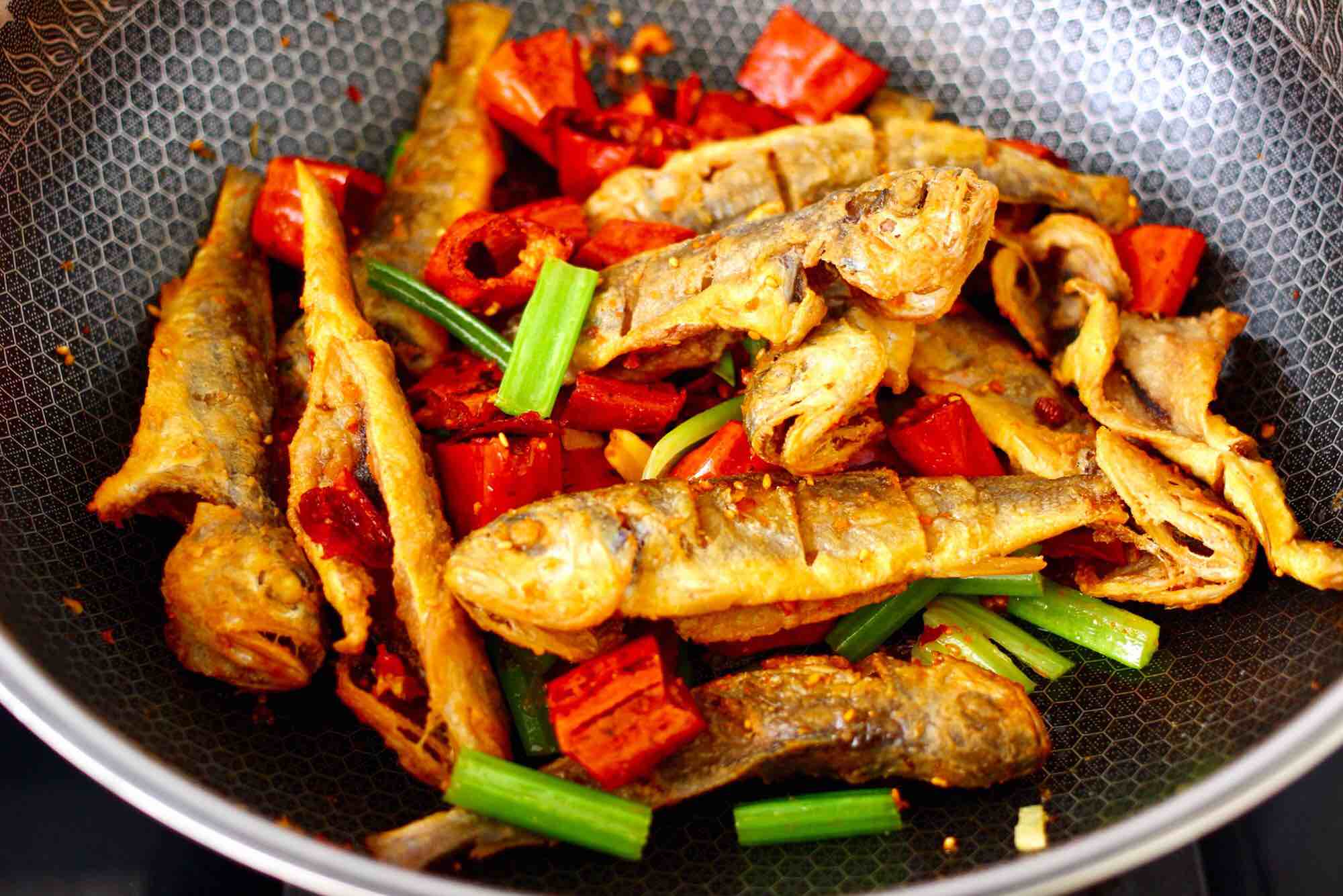 干锅脆鱼的做法