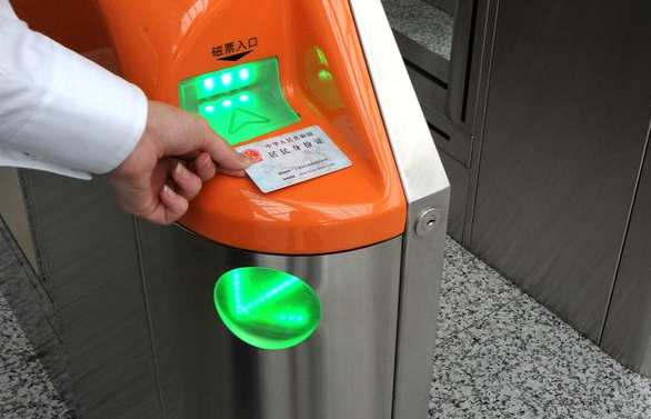 在网上购动车票后 到了动车站要取票还是要怎样？他们说刷身份证我还是不懂在哪里刷。