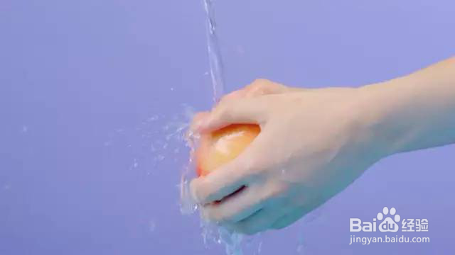 如何轻松洗净桃毛