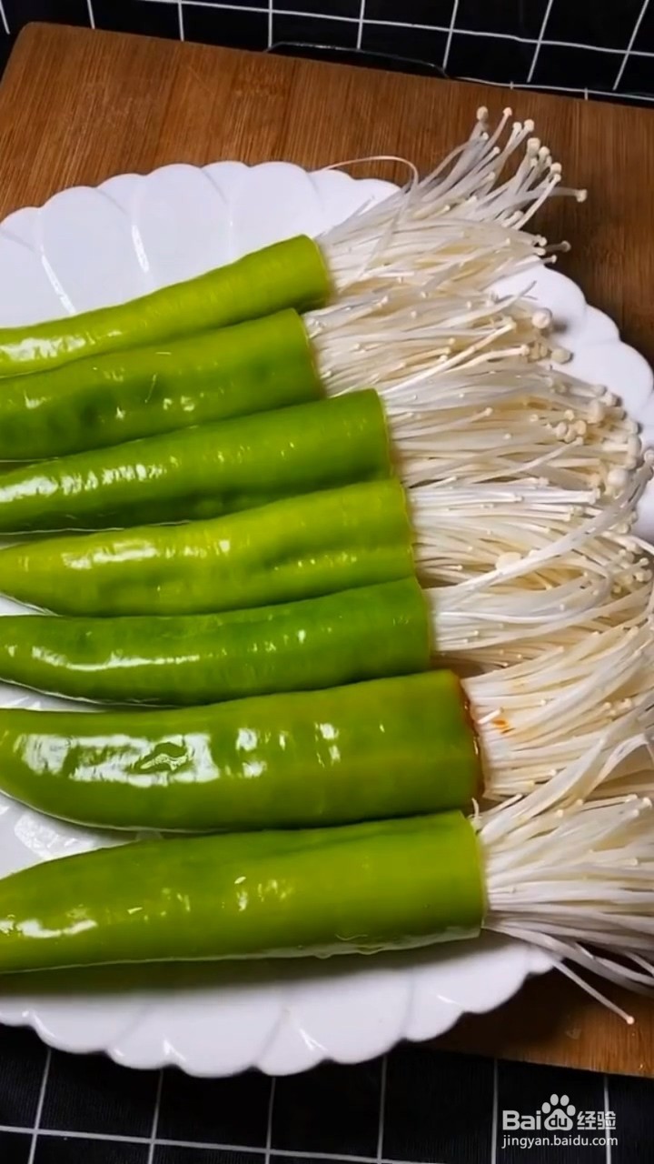 如何自制美味好吃的青椒包金针菇