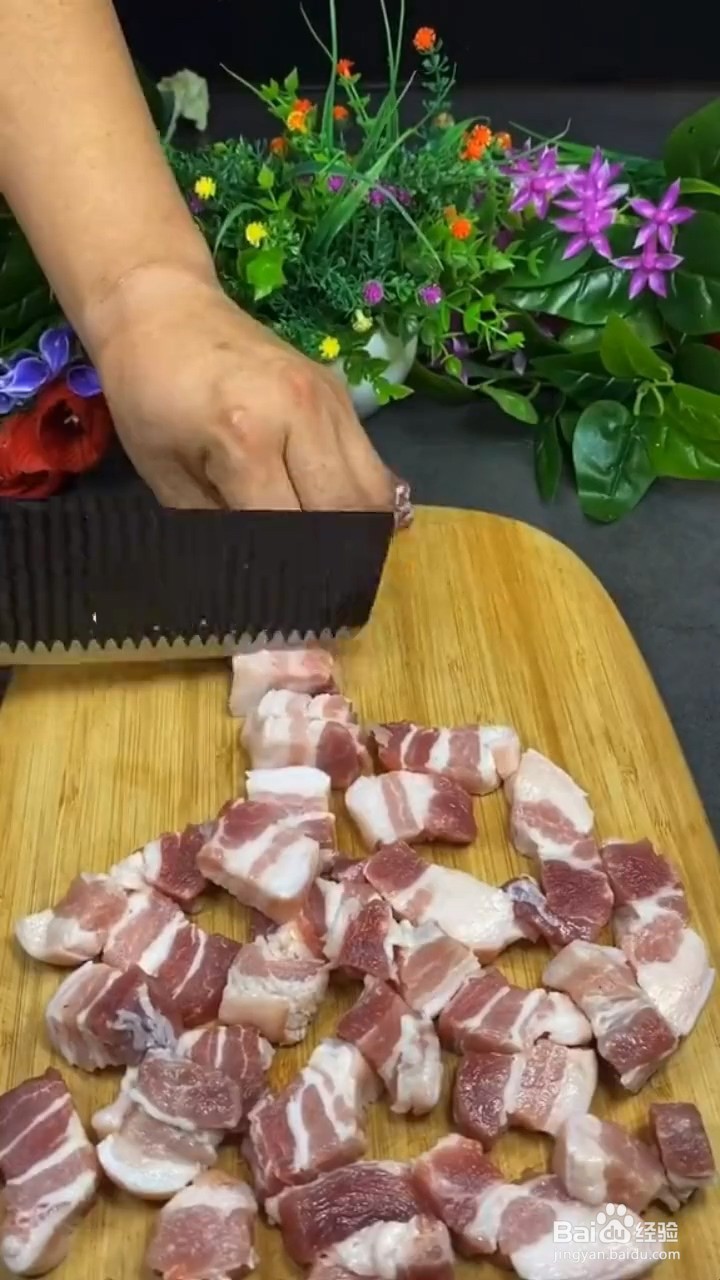 如何自制美味好吃的香辣鹌鹑蛋炖五花肉