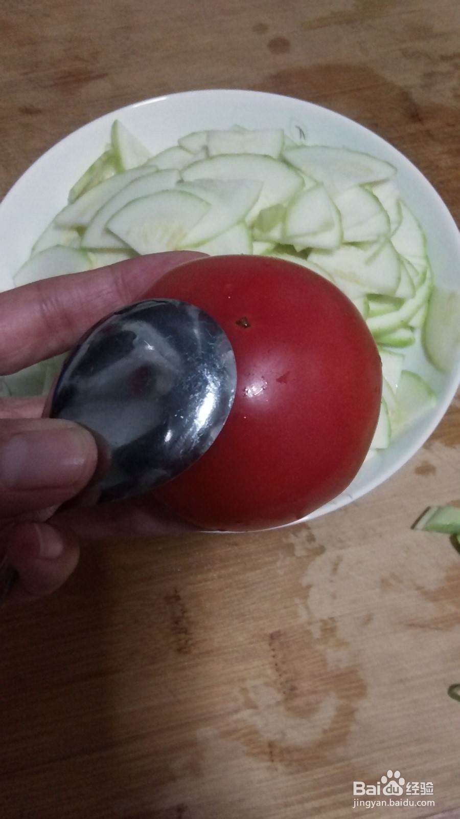 西红柿炒西葫芦,巧剥西红柿皮