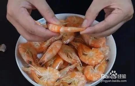 虾壳上面有机关，按下去虾壳立马脱落