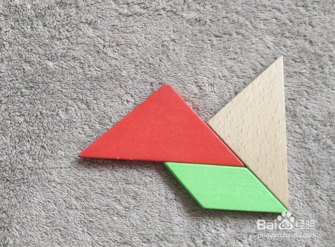 用七巧板怎样拼一个坐着修复纸飞机的小学生呢？