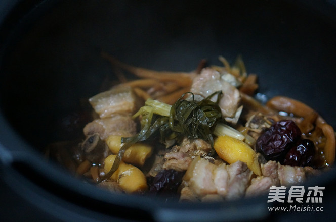 金针菜炖五花肉
