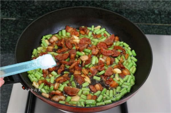 五花肉腊肠豇豆焖饭