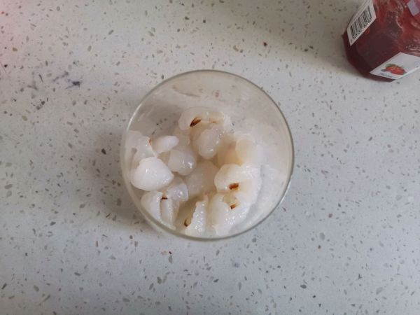 荔枝草莓柠檬冰饮