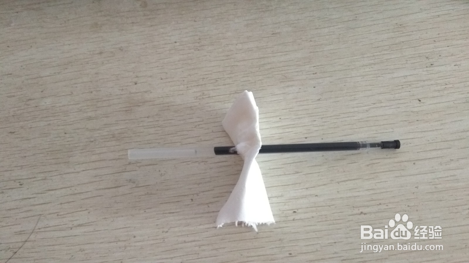 如何用一块手纸和一个中性笔芯做简易的手机支架