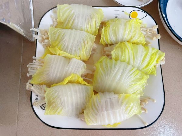 蒜蓉娃娃菜金针菇肉卷