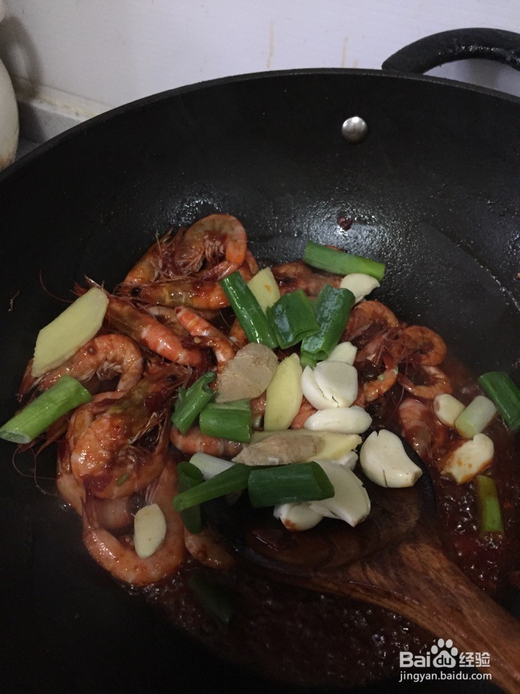 香辣干锅(鸡翅+河虾)的做法