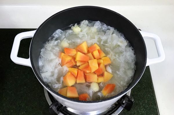 木瓜银耳莲子甜汤