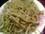 豆芽炒饼的做法