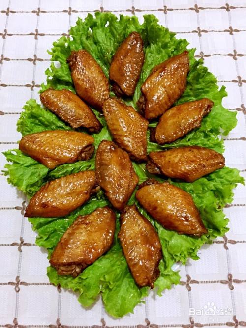生菜摆盘打底,摆入亮丽的红烧鸡翅.