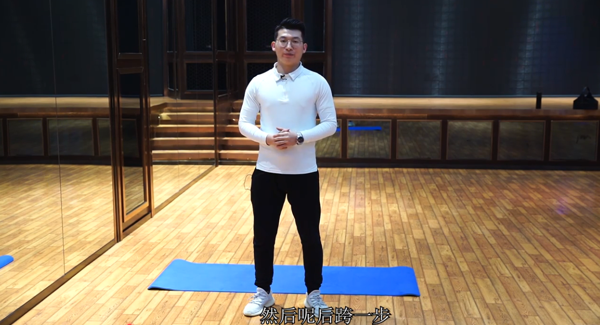 怎么练习箭步蹲来强化腿部力量