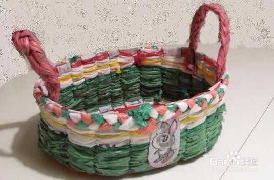 利用废塑料袋编织小篮子