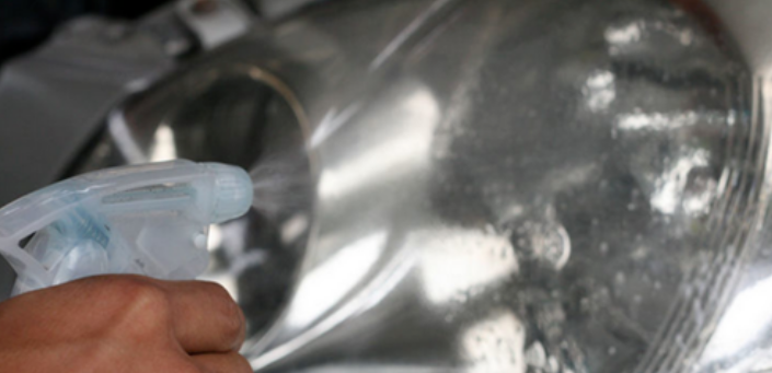 怎么清理车灯上老化的塑料薄膜