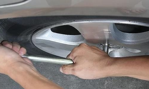 汽车车轮上面黑色的塑料板被摩擦了怎么修复