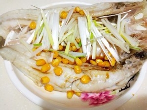 清蒸玉米鲈鱼(肉质鲜嫩)的做法