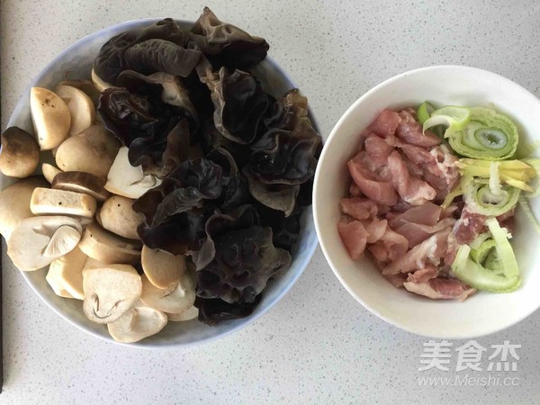 草菇炒木耳的做法