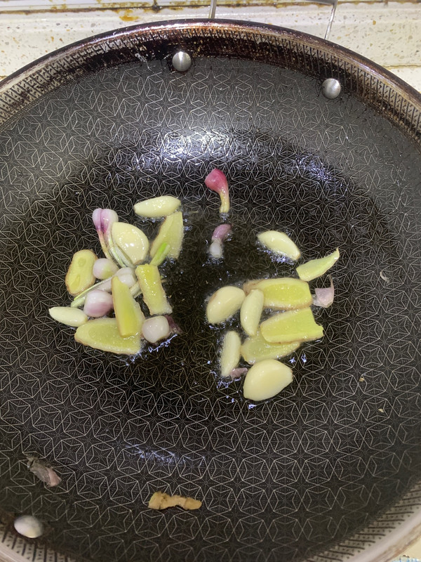 姜葱蒜子白汁焖海鳗