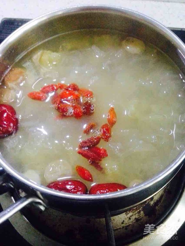 火龙果莲子桂圆红枣枸杞银耳汤