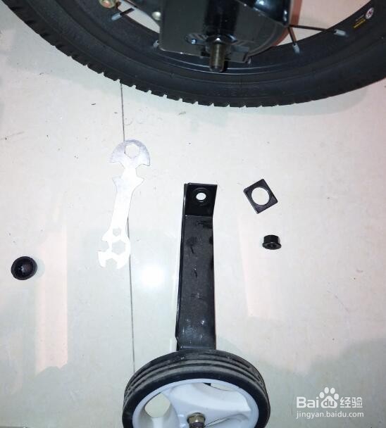 怎么安装儿童车辅助轮?