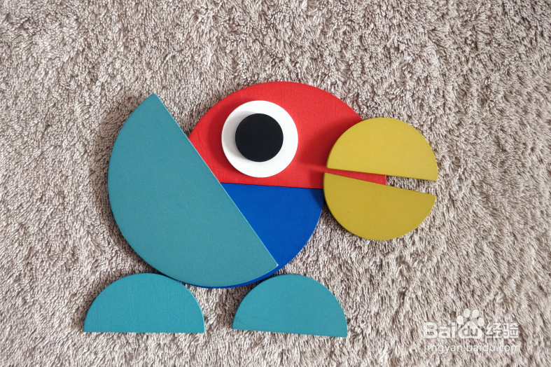 用蒙氏积木怎样拼一只站着拍翅的大嘴鸟？