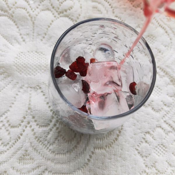 桑葚蔓越莓冰饮