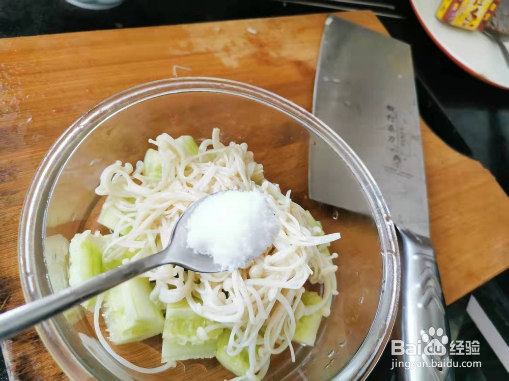 黄瓜片拌金针菇丝