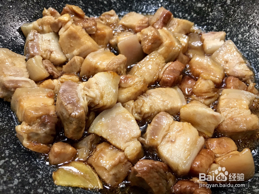 一个人做五花肉炖土豆茶树菇